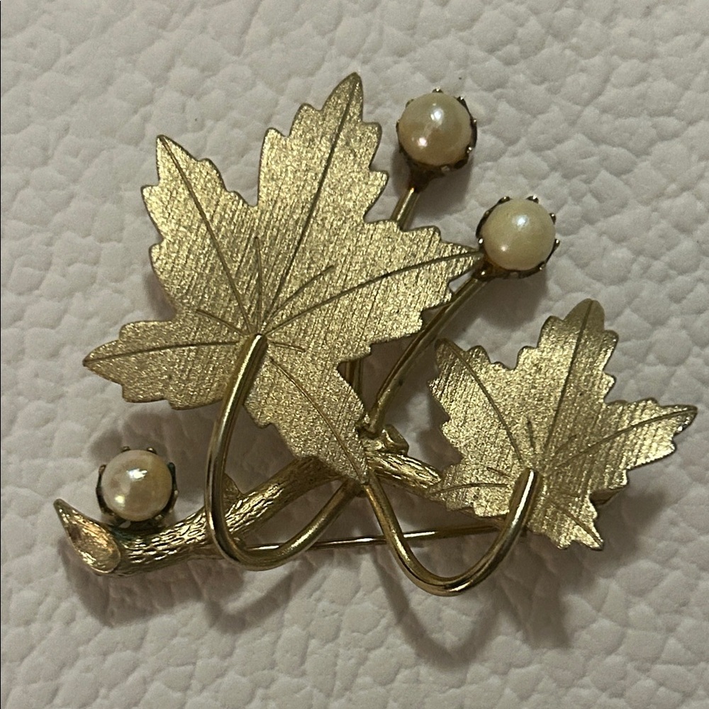 EUC Vintage Sarah Coventry Gold Leaf Brooch with Pearl Accents